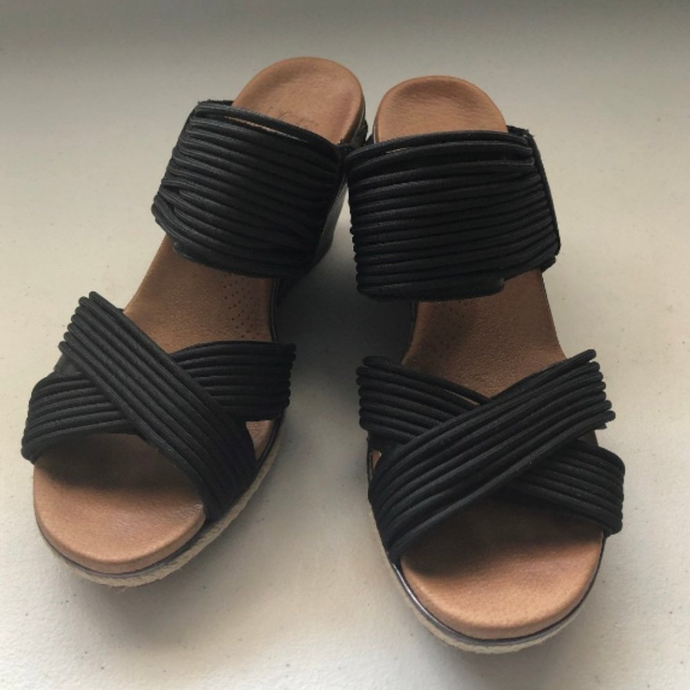 LIKE NEW UGG WEDGE
